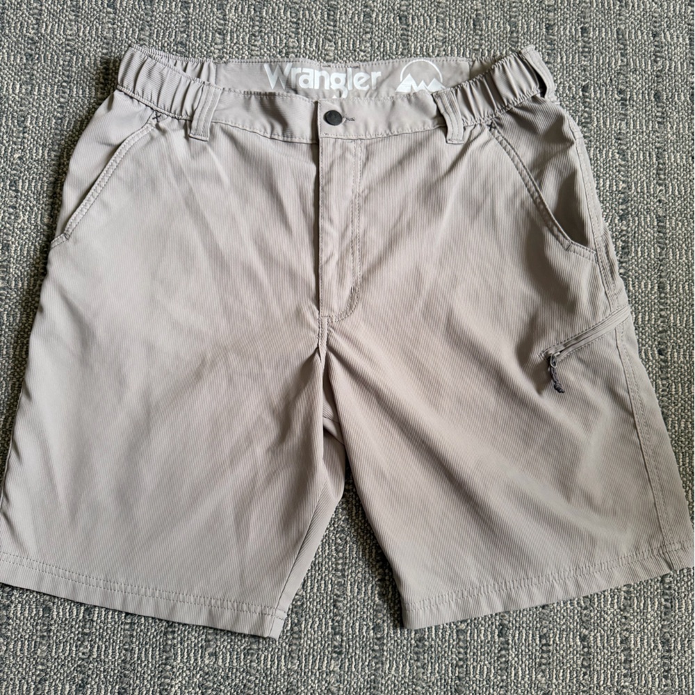 NWOT Wrangler Light Tan Outdoor Shorts sz 34 Men’s. Stretchy waist band.